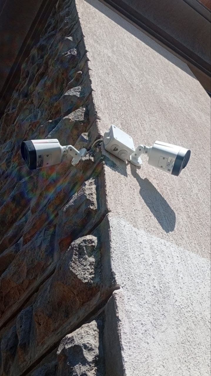 PTZ dome plus bullet on gate pillar. 360 degree entry coverage.